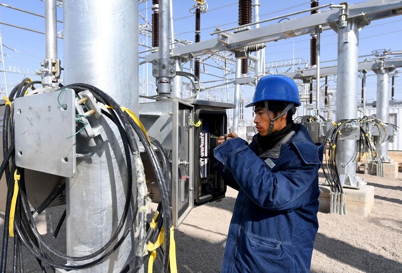 Disjoncteur SF₆ : Un composant essentiel des réseaux électriques à haute tension, offrant des performances supérieures grâce à une électronégativité élevée et une capacité d'extinction d'arc 100 fois supérieure à celle de l'air.